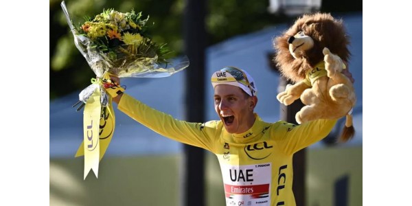 Tadej Pogacar supera Peter Sagan terzo